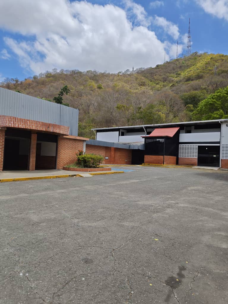 Patio y ruta de acceso